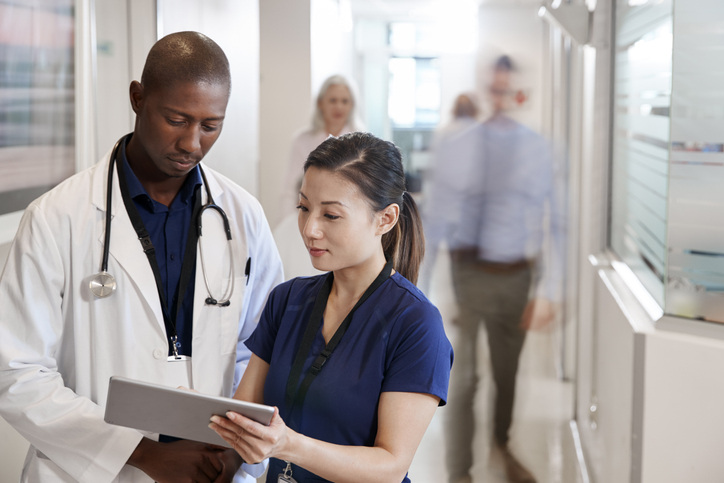 Docteur-et-infirmière-consultant-notre-plateforme-sur-un-appareil-mobile